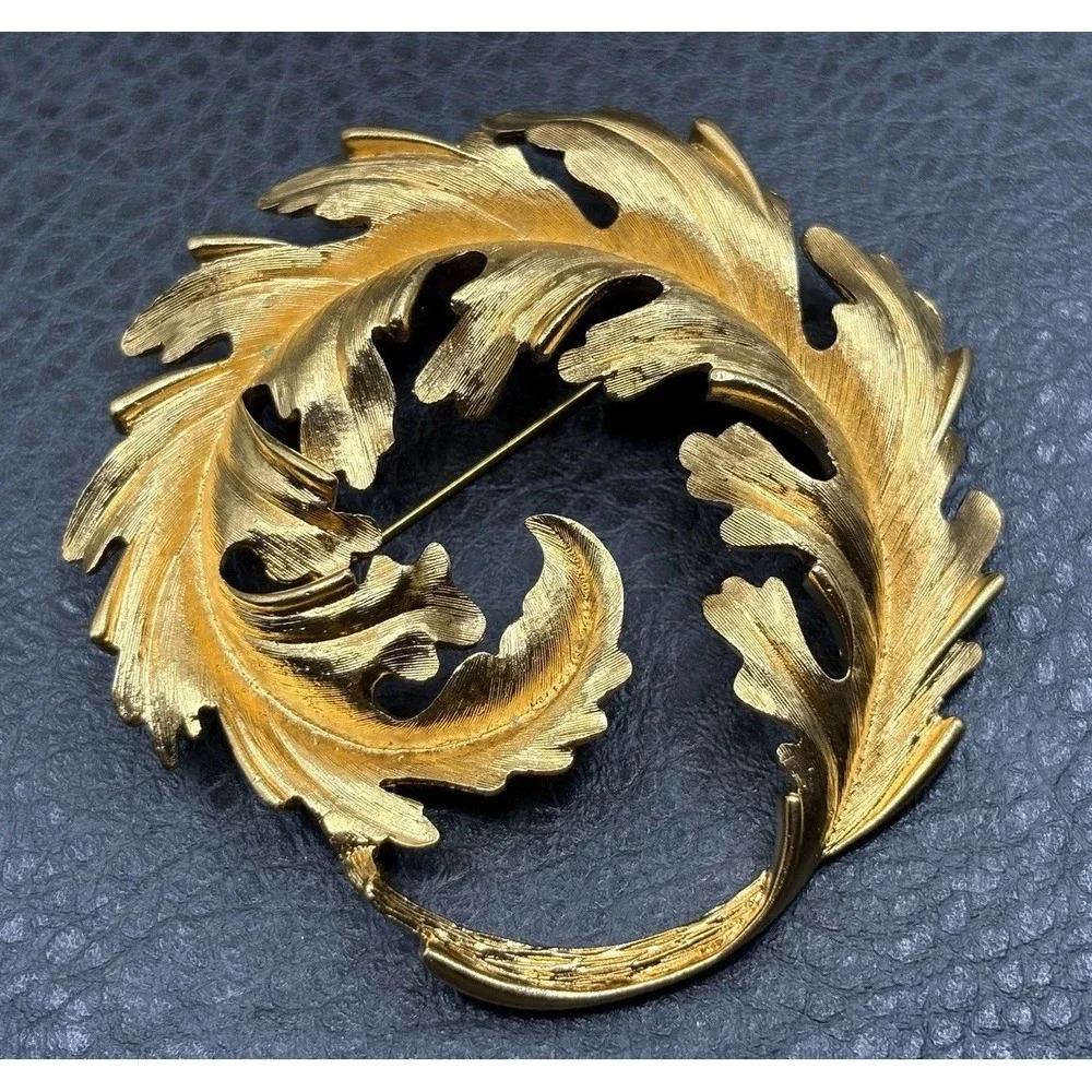 Vintage HUGE Monet Swirl Feather Leaf Wreath 80s Brooch Textured Pin Gold Tone